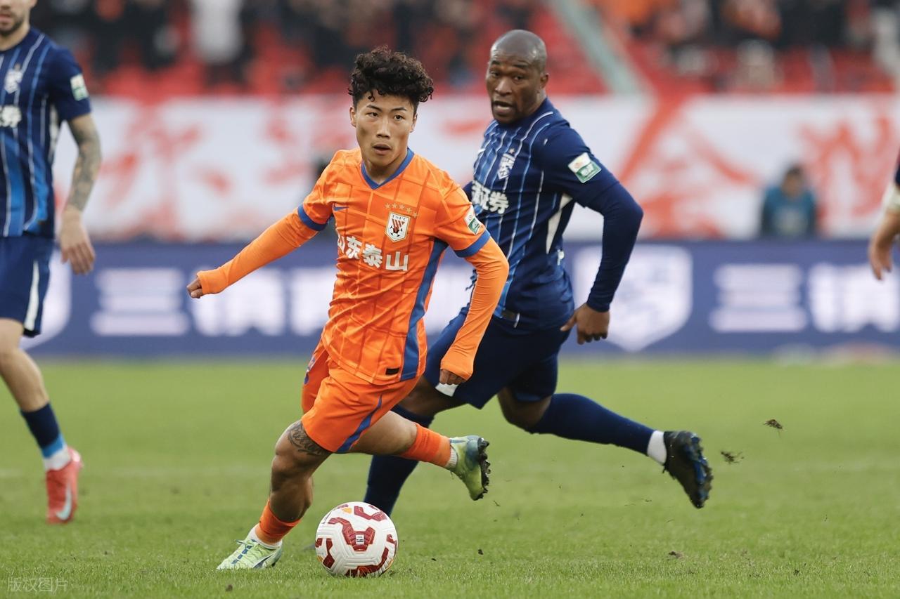 足球比赛-意外吗？鲁能7号球衣迎来新主人，24岁国脚成为新赛季绝对主力！
