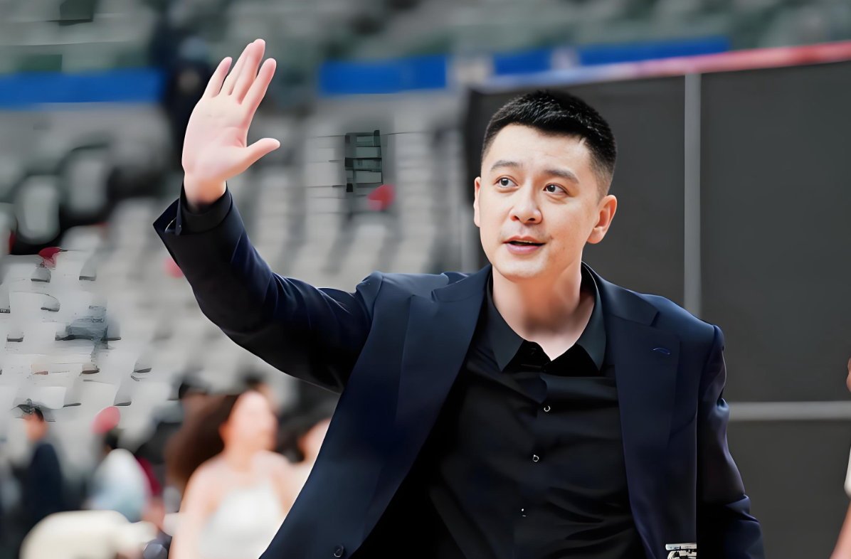 足球比赛-杨鸣话里有话，球迷：已经签约新东家？